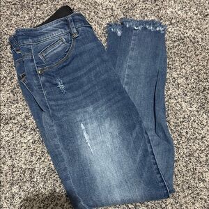 Chic Distressed Blue Cropped Jeans